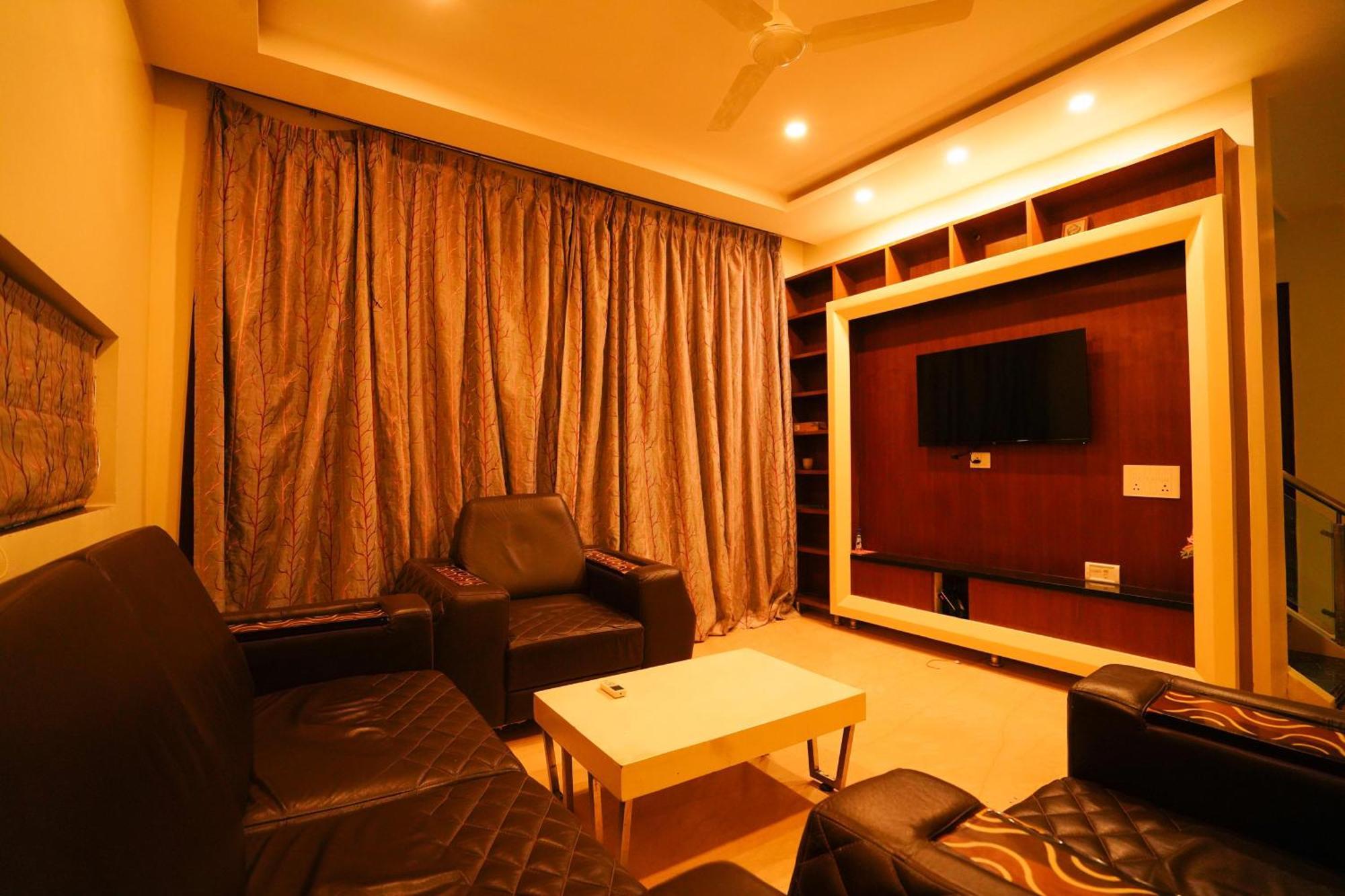 Golden Villa - Duplex House With Private Theater - Near To Alipiri And Bhudevi Ttd Ticket Counter And Kapilateertham ตีรูปาติ ภายนอก รูปภาพ
